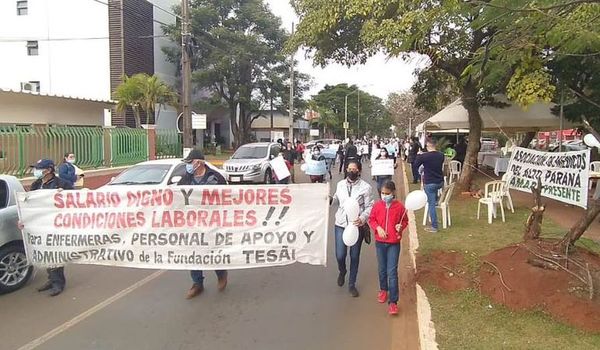 Trabajadores de la Fundación Tesãi marcharon en reclamo de reivindicación laboral - ABC en el Este - ABC Color