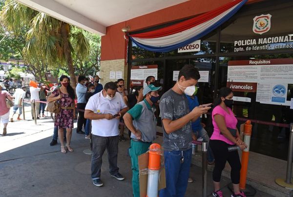 Preocupante aglomeración en Identificaciones para retirar cédulas de identidad - Nacionales - ABC Color