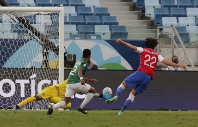 Chile recupera la memoria y derrota a una luchadora Bolivia