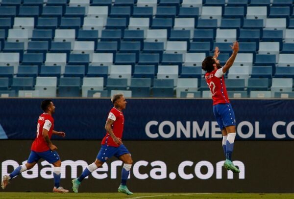Chile supera a Bolivia y escala en el grupo de Paraguay