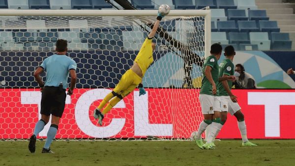 César Farías destaca la actuación de Carlos Lampe ante Chile