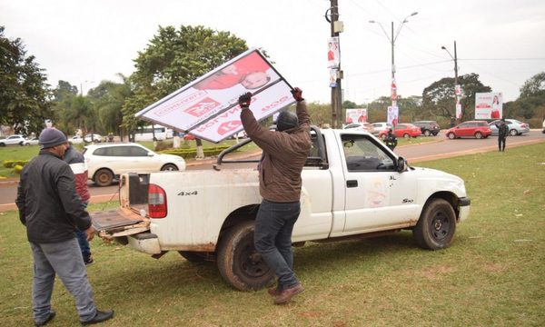 Municipalidad de CDE retira carteles de la vía pública por veda electoral – Diario TNPRESS