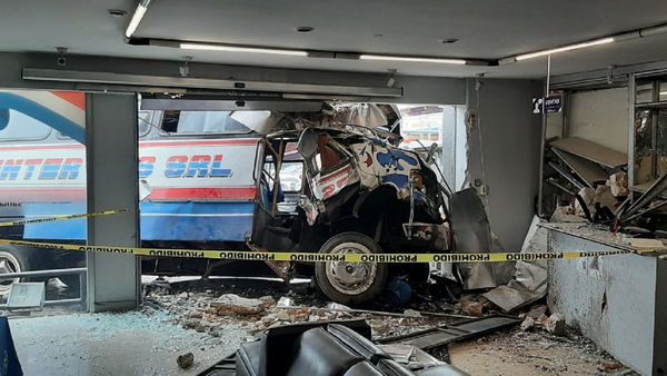 Bus colisiona contra edificio y deja varios heridos en San Lorenzo