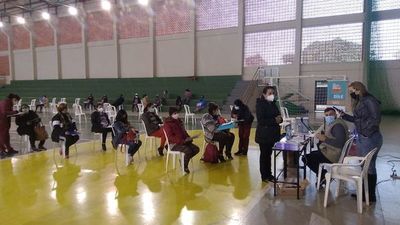 Día E: Importante concurrencia de mujeres embarazadas que acuden a vacunarse en sede social de la Cooperativa San Lorenzo - No tiene nombre - ABC Color