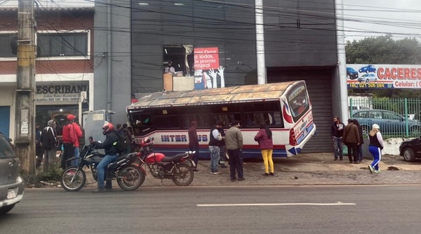 Bus pierde el control y termina chocando por un local comercial