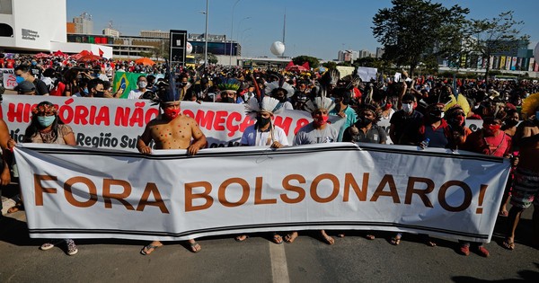 La Nación / Miles de brasileños salen a las calles contra Bolsonaro este sábado