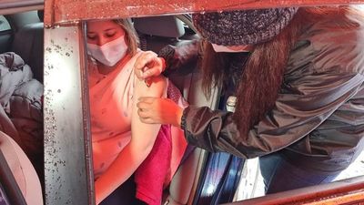 Pese al clima inestable y el frío, las embarazadas llegaron los vacunatorios en Ñemby y Villa Elisa - Nacionales - ABC Color