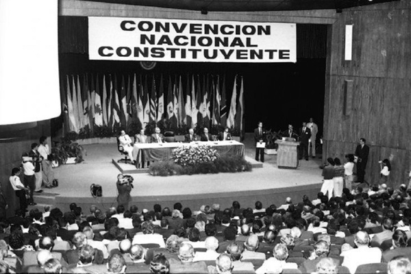 Los 29 años de la Constitución, la primera de la historia debatida en libertad | El Independiente