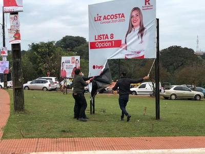 Destruyen CARTELES de COLORADOS y dejan de otros partidos y movimientos