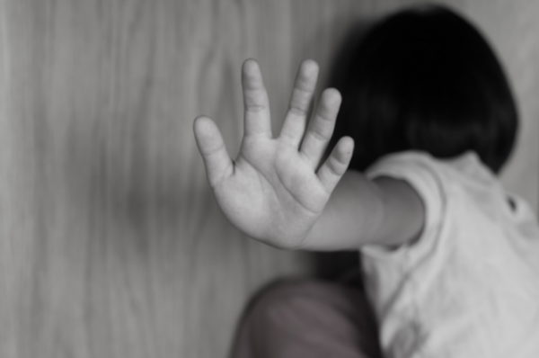 Tras ser abusada sexualmente, fallece niña de 3 años