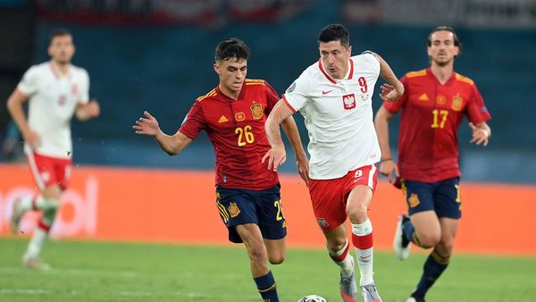 Robert Lewandowski y el poste frustran a España