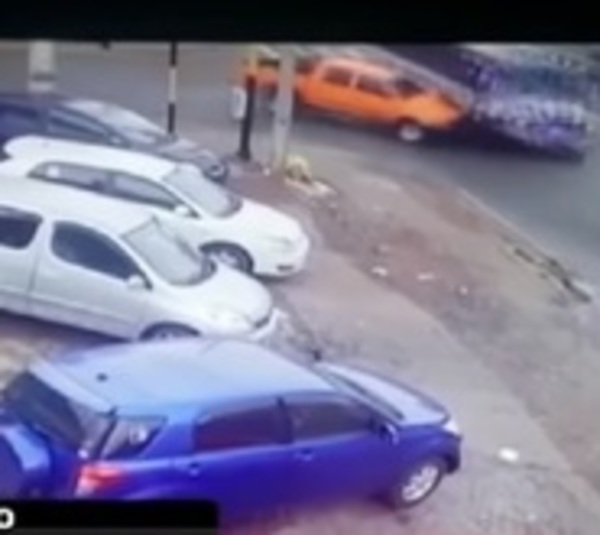 Bus impacta contra fachada de negocio en San Lorenzo - Paraguay.com