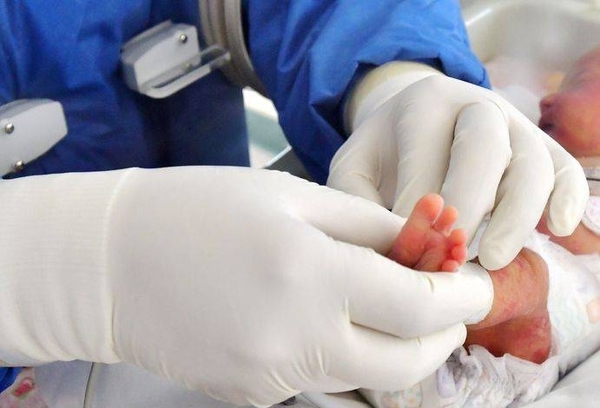 Diario HOY | Juez emplaza a ministro de Salud a conseguir terapia a recién nacida