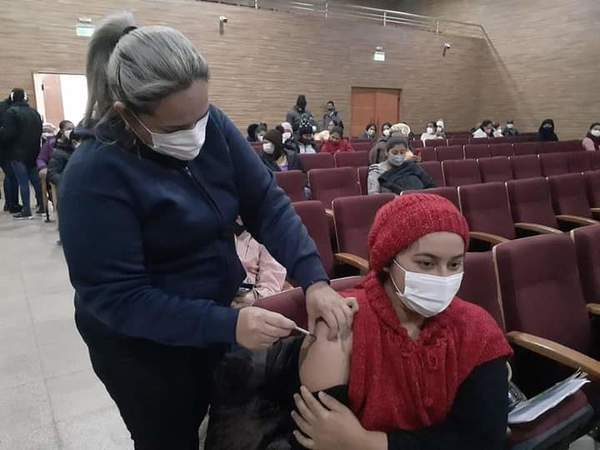 Concepción: Alta concurrencia de embarazadas en vacunatorios