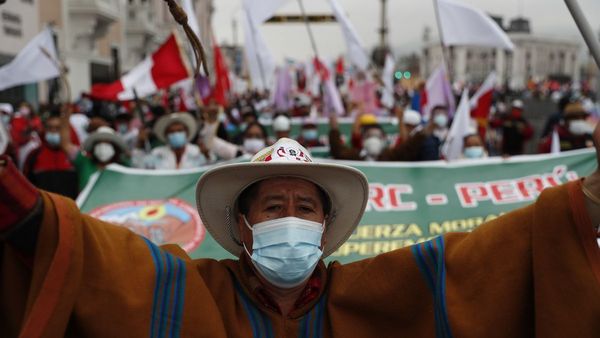 Divididos, peruanos marchan en defensa de sus candidatos