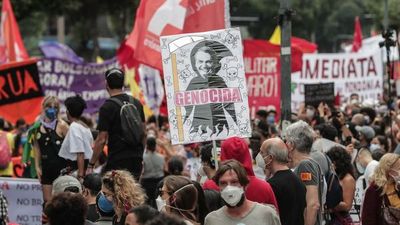 Brasileños marchan contra Bolsonaro