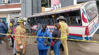 Bus choca contra edificio y deja varios heridos en San Lorenzo