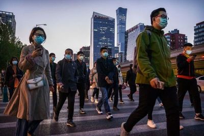 “Neijuan”: la generación que se rebela contra ideales de trabajo duro y éxito en China