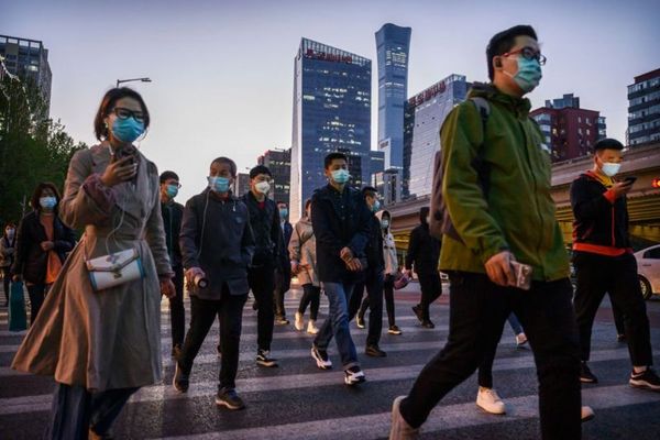 “Neijuan”: la generación que se rebela contra ideales de trabajo duro y éxito en China