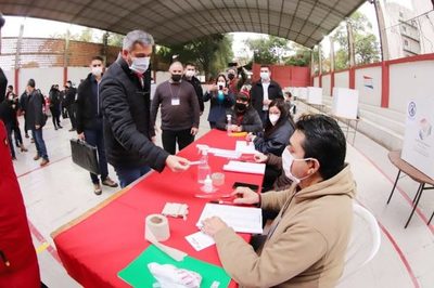 Mario Abdo votó en internas coloradas