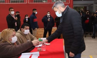 Mario Abdo votó en la Seccional Colorada N° 5 y no guardó distancia