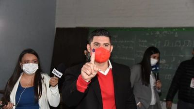 Nenecho Rodríguez vota en medio de cierta aglomeración