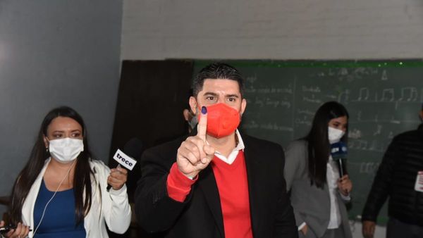 Nenecho Rodríguez vota en medio de cierta aglomeración
