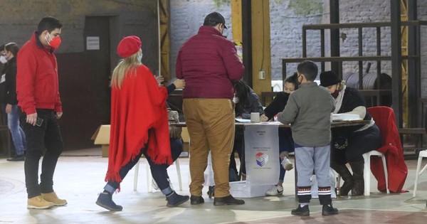La Nación / Colegios electorales no registraron mayores incidentes al inicio de jornada electoral