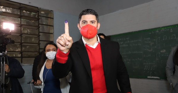 La Nación / “Nenecho” sufraga y pide no vender votos