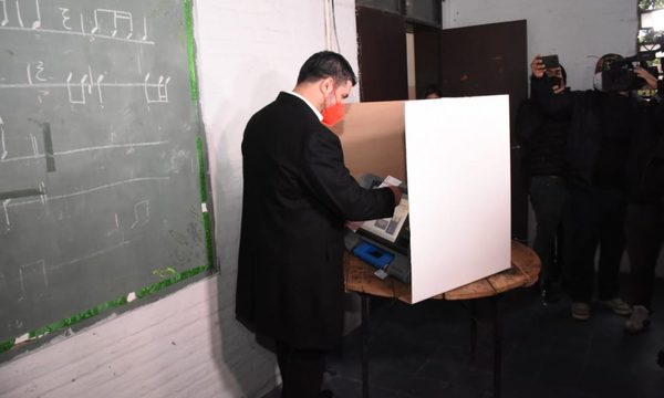 “Nenecho” votó e instó a jóvenes a ejercer la democracia