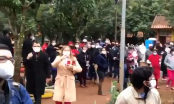 Abuchean a Blanca Vargas de Caballero, estaba en local incitando al voto