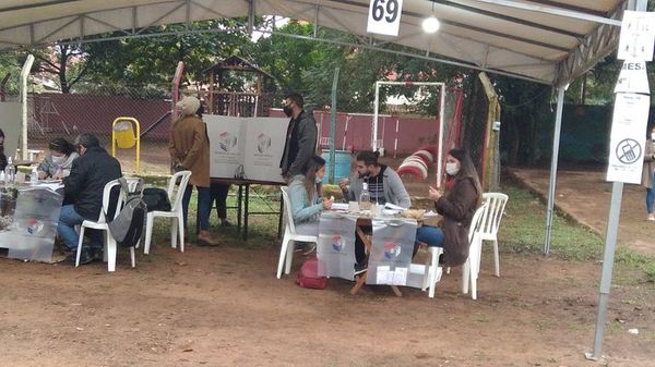 Protocolos incumplidos al inicio de la jornada de votación - Nacionales - ABC Color