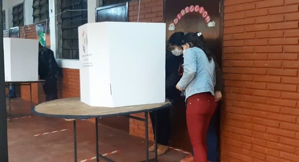 Electores con dificultad para usar la máquina de votación en Presidente Franco - ABC en el Este - ABC Color