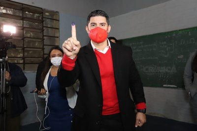 Crónica / Con aplausos recibieron a Nenecho en el local de votación