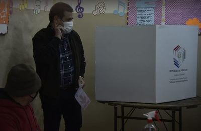 Sin declaraciones ni protocolos, votó el expresidente Cartes - Nacionales - ABC Color