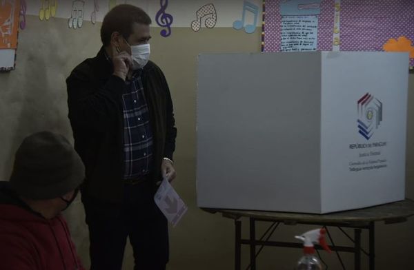 Sin declaraciones ni protocolos, votó el expresidente Cartes - Nacionales - ABC Color