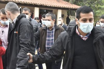 Sin declaraciones ni protocolos, votó el expresidente Cartes