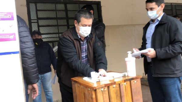 Cartes llega a local de votación con fuerte dispositivo de seguridad