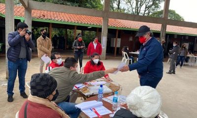 «Tiki» González depositó su voto