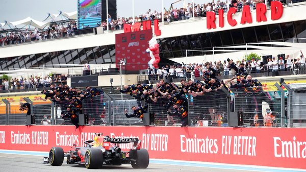 Un magistral Verstappen le propina otro golpe a Hamilton