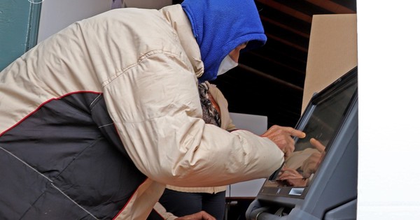 La Nación / En varios locales los electores no saben usar la máquina de votación