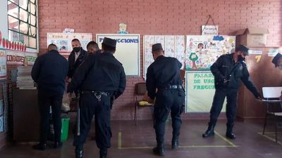 Detienen a personas con armas de fuego en local de votación de Caazapá - Nacionales - ABC Color