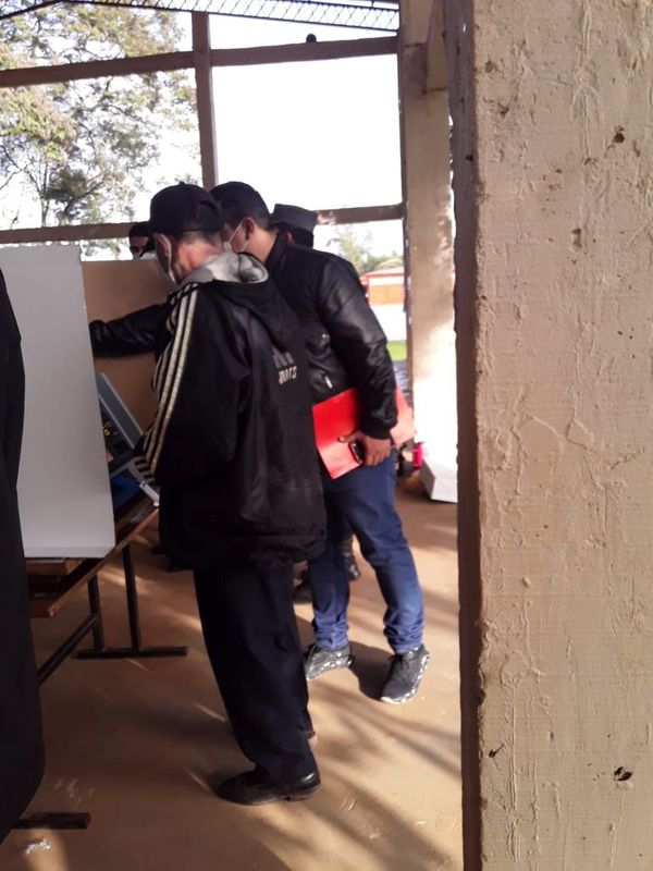 Incidentes en un local de votación en Félix Pérez Cardozo obligó a suspensión momentánea de sufragio - Nacionales - ABC Color