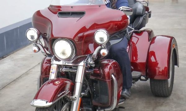 (Video) En medio de necesidades de la perrada, senadora pasea en su triciclo de US$ 25.000, y la trozan