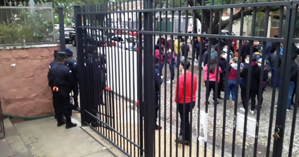 La Nación / Ingresan antimotines al colegio Naciones Unidas