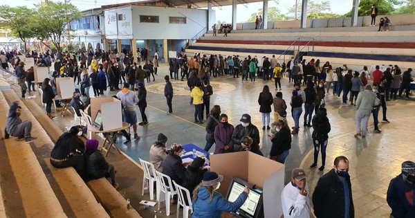 La Nación / Concepción: locales cerraron con largas filas de liberales esperando votar