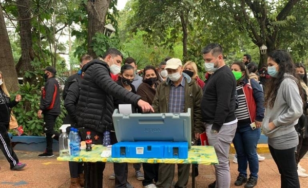 Diario HOY | Tribunal Electoral califica de exitosa la elección con máquinas electrónicas