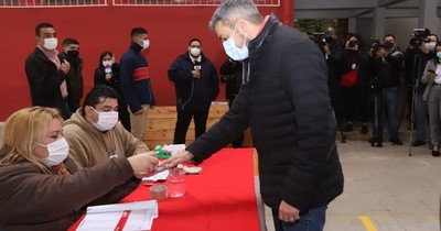 La Nación / Mario Abdo felicita al electorado por elecciones internas