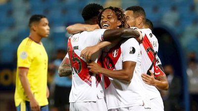 Perú derrota a Colombia con un autogol de Mina