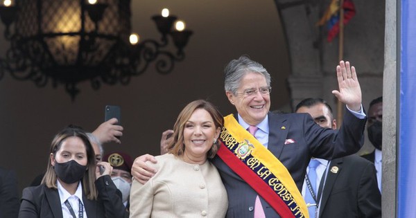 La Nación / Presidente de Ecuador va a EEUU para operarse
